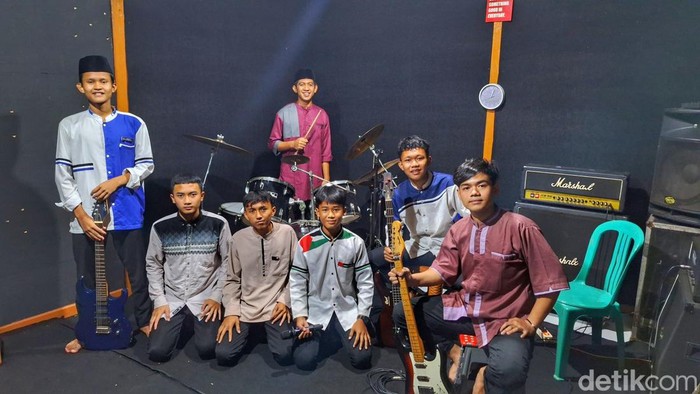 Santri Pondok pesantren (ponpes) Modern Robithoh