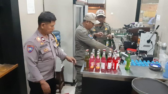 Satpol PP dan polisi di Bekasi melakukan razia kafe yang menjual minuman keras di bulan Ramadan.