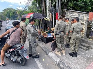 Satpol PP Denpasar Berburu Pedagang di Trotoar, Warga Diminta Ikut Lapor