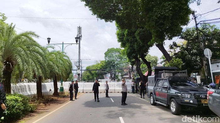Sejumlah massa aksi akan menggelar demo di depan kantor KPU RI. Polisi pun menutup Jalan Imam Bonjol, Menteng, Jakarta Pusat (Jakpus). (Gisella/detikcom)