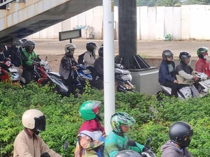 Pancoran Arah Kuningan Macet Parah, Kendaraan Terobos Trotoar-Jalur TransJ