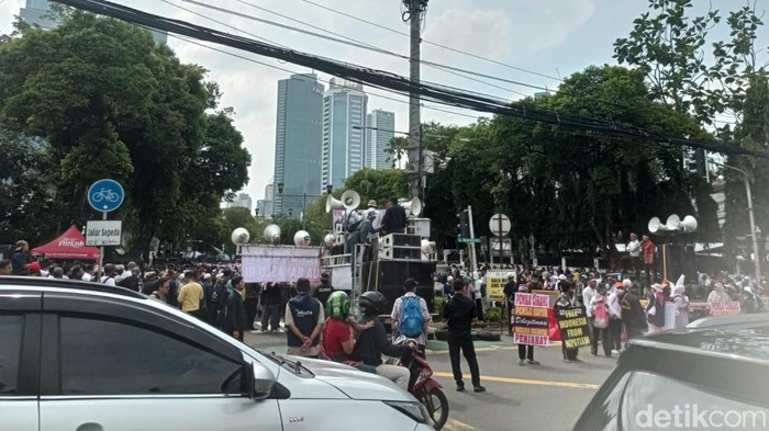 Sejumlah orang demonstrasi di dekat gedung KPU RI, Jakarta. Lalu lintas di sekitar lokasi terpantau padat. (Taufiq S/detikcom)
