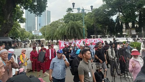 Sejumlah orang demonstrasi di dekat gedung KPU RI, Jakarta. Lalu lintas di sekitar lokasi terpantau padat. (Taufiq S/detikcom)