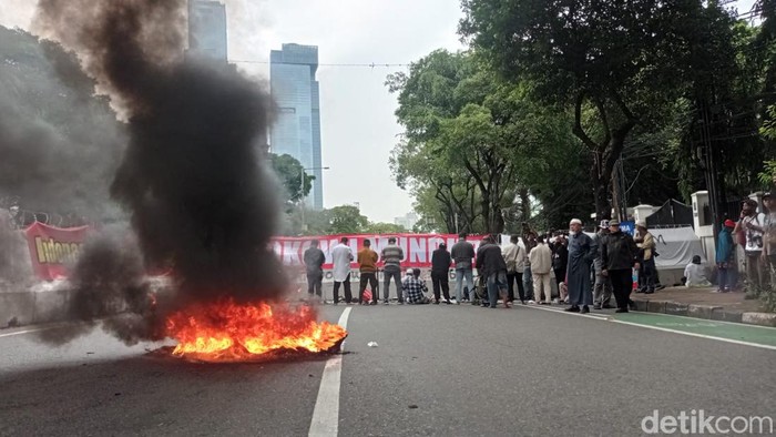 Sejumlah orang menggelar unjuk rasa di dekat gedung KPU RI, Jakarta. Massa membakar ban. (Taufiq S/detikcom)