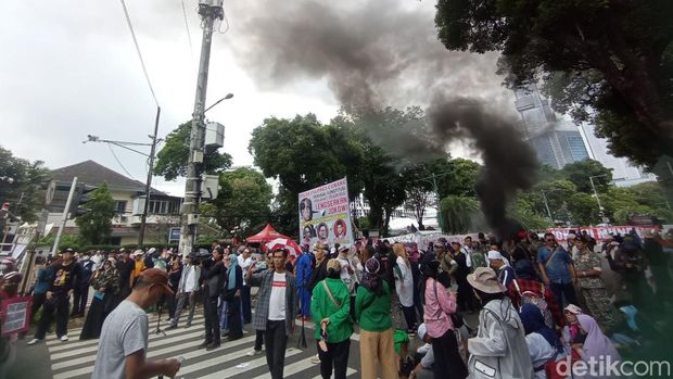 Sejumlah orang menggelar unjuk rasa di dekat gedung KPU RI, Jakarta. Massa membakar ban. (Taufiq S/detikcom)