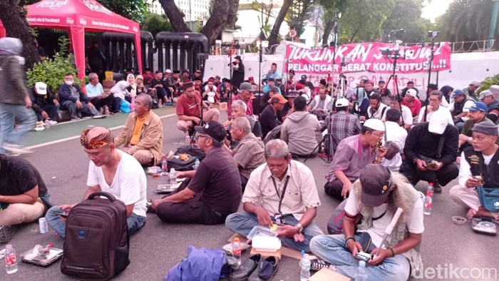 Sejumlah orang yang demonstrasi di dekat gedung KPU RI, Jakarta berbuka puasa bersama. Mereka masing-masing diberi makanan ringan dan air mineral. (Taufiq Syarifudin/detikcom)