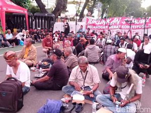 Massa Aksi di KPU Buka Puasa Bersama