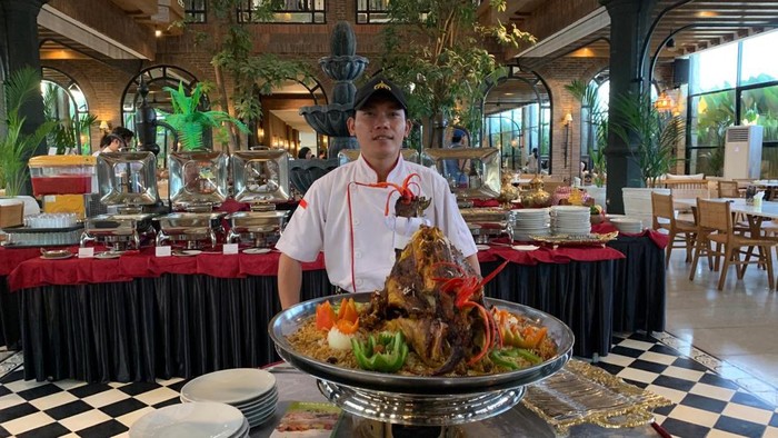 Senior Chef Al-Jazeerah Signature Bali Budi Hermawan  dengan sajian khas kambing duduk, Sabtu (16/3/2024).