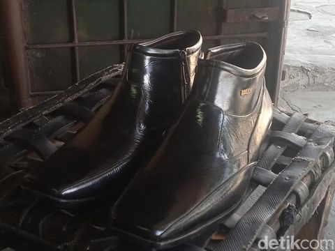 Sepatu kulit yang hasil tangan UMKM Medan. (Andika Syahputra/detikcom)