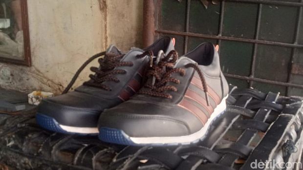 Sepatu sneakers kulit produksi Surianto (Andika Syahputra/detikcom)