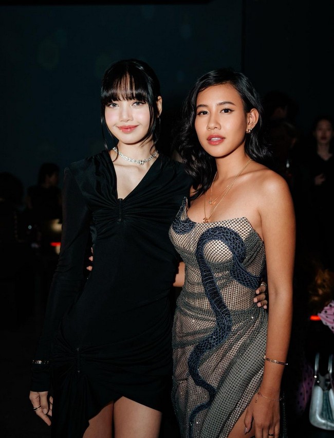 Dalam acara yang juga dihadiri sejumlah selebriti internasional itu, Shenina menyempatkan foto bersama Lisa BLACKPINK. Saat pose bareng, rapper asal Thailand itu tampak merangkul pinggang sang aktris, yang sontak membuat BLINK iri berat. “PINGGANG NYA DI RANGKUL SM LISA GMN RASANYA SHEN... !?!?!?” tulis salah satu netizen di kolom komentar Instagram. Foto: Instagram/@sheninacinnamon