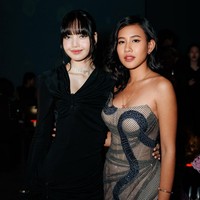 Dalam acara yang juga dihadiri sejumlah selebriti internasional itu, Shenina menyempatkan foto bersama Lisa BLACKPINK. Saat pose bareng, rapper asal Thailand itu tampak merangkul pinggang sang aktris, yang sontak membuat BLINK iri berat. “PINGGANG NYA DI RANGKUL SM LISA GMN RASANYA SHEN... !?!?!?” tulis salah satu netizen di kolom komentar Instagram. Foto: Instagram/@sheninacinnamon