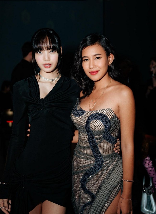 Bersanding bersama, netizen memuji Lisa BLACKPINK dan Shenina sama-sama cantik. “Shen lo cantikkk amat! the rill kulit indonesia tp samsek ga kebanting sama lisa,” puji netizen. “Cewek cantik ketemu cewek cantik 😍 iri banget bisa dirangkul sama CEO Lisa,” komentar netizen lainnya. Foto: Instagram/@sheninacinnamon