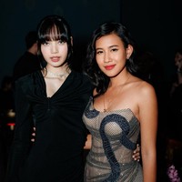 Bersanding bersama, netizen memuji Lisa BLACKPINK dan Shenina sama-sama cantik. “Shen lo cantikkk amat! the rill kulit indonesia tp samsek ga kebanting sama lisa,” puji netizen. “Cewek cantik ketemu cewek cantik 😍 iri banget bisa dirangkul sama CEO Lisa,” komentar netizen lainnya. Foto: Instagram/@sheninacinnamon