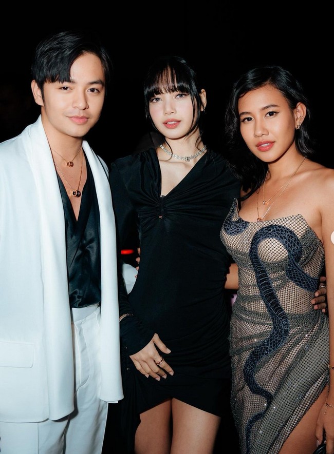 Angga Yunanda pun ikut foto bersama Shenina dan Lisa BLACPINK. Tak hanya foto bareng, ketiganya juga tertangkap kamera sedang asyik berbincang.  Foto: Instagram/@sheninacinnamon