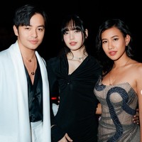Angga Yunanda pun ikut foto bersama Shenina dan Lisa BLACPINK. Tak hanya foto bareng, ketiganya juga tertangkap kamera sedang asyik berbincang.  Foto: Instagram/@sheninacinnamon