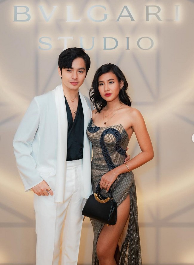 Bintang film ‘Penyalin Cahaya’ ini datang bersama kekasihnya, aktor Angga Yunanda, yang tampil stylish dalam setelan jas putih dan blouse hitam. Foto: Instagram/@sheninacinnamon