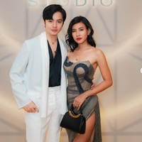 Bintang film ‘Penyalin Cahaya’ ini datang bersama kekasihnya, aktor Angga Yunanda, yang tampil stylish dalam setelan jas putih dan blouse hitam. Foto: Instagram/@sheninacinnamon