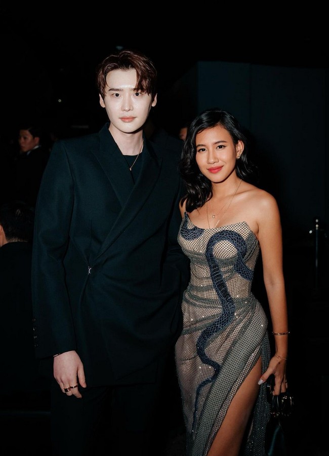 Selain Lisa BLACKPINK, Shenina juga sempat berfoto dengan selebriti Korea Selatan, aktor Lee Jong Suk.  Foto: Instagram/@sheninacinnamon