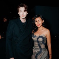 Selain Lisa BLACKPINK, Shenina juga sempat berfoto dengan selebriti Korea Selatan, aktor Lee Jong Suk.  Foto: Instagram/@sheninacinnamon