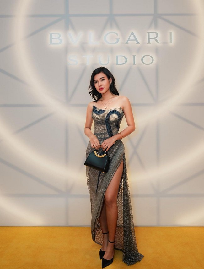 Shenina Cinnamon jadi salah satu selebriti yang diundang dalam peluncuran Bulgari Studio di Korea Selatan, Kamis (14/3/2024) pekan lalu. Aktris 25 tahun ini tampil seksi sekaligus glamor mengenakan gaun strapless berbelahan paha tinggi. Ia melengkapi busananya dengan clutch dan pointy shoes hitam. Foto: Instagram/@sheninacinnamon