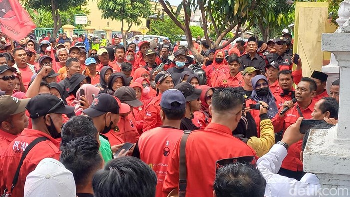 Simpatisan PDIP menggeruduk KPU Sukoharjo buntut dua caleg diisukan tak dilantik, Senin (18/3/2024)