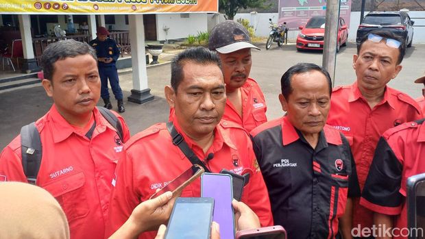 Simpatisan PDIP menggeruduk KPU Sukoharjo buntut dua caleg diisukan tak dilantik, Senin (18/3/2024)