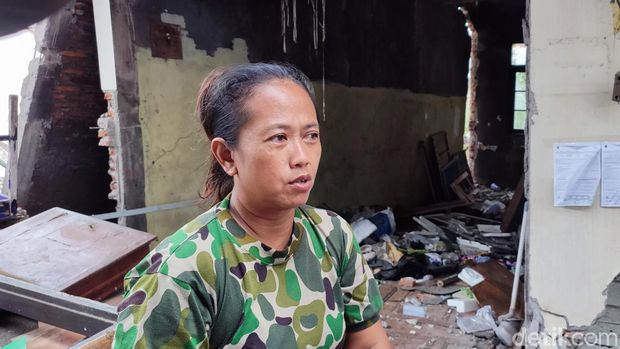 Sri Suratini buruh cuci Semarang yang berharap bisa tinggal di rusun usai rumahnya roboh tergerus banjir.