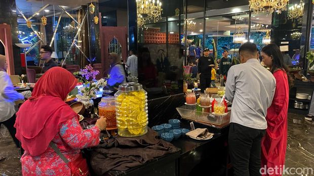 Suasana berbuka puasa di The Amaroossa Bandung