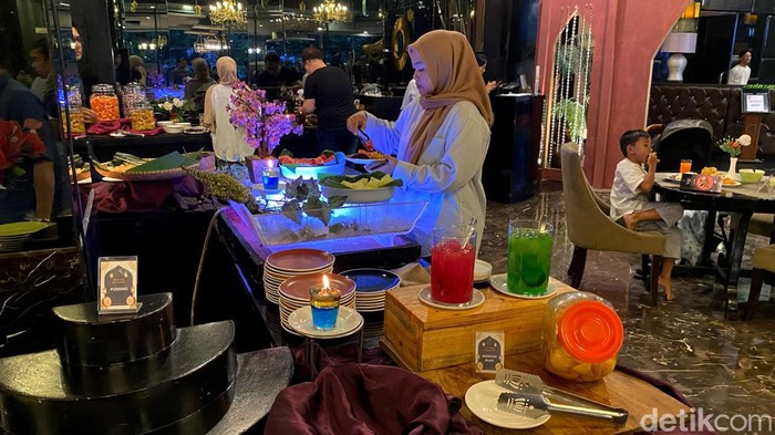 Suasana berbuka puasa di The Amaroossa Bandung