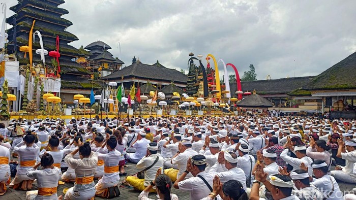 Suasana persembahyangan di Pura Agung Besakih beberapa waktu lalu. (I Wayan Selamat Juniasa)