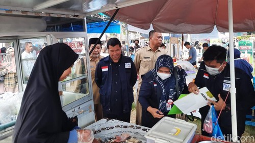 Kepala BBPOM Mataram Yosef Dwi Irwan melakukan inspeksi di Lapangan Pagutan, sentral takjil di Kota Mataram, Senin (18/3/2024). Foto: (Ahmad Viqi/detikBali).