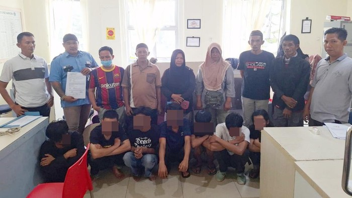 Tampang 8 pria yang diamankan polisi karena kedapatan membawa narkotika jenis sintesis