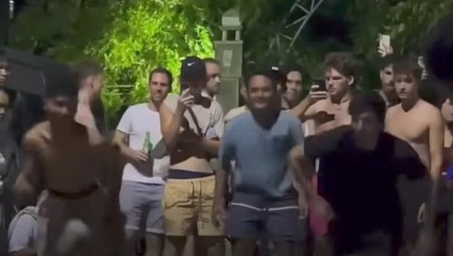 Tangkapan layar bule balar lari melawan warga lokal di Kuta Mandalika, Lombok. (Istimewa)