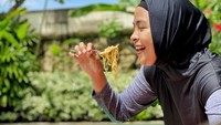 Terakhir ada gaya Tantri Syalindri yang kocak. Ia meniru tren floating breakfast, tapi pakai bak mandi bayi dengan menu mie goreng. Foto: Instagram @tantrisyalindri
