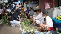 Tak hanya itu, vokalis band Kotak ini juga tak gengsi ketika harus berbelanja di pasar tradisional. Foto: Instagram @tantrisyalindri