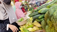 Gayanya saat berbelanja pun sangat sederhana. Sambil mengenakan masker, Tantri tampak sibuk memilih pare. Foto: Instagram @tantrisyalindri