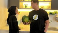 Ada juga momen ketika Tantri dan Arda foto di dapur. Netizen salah fokus dengan gaya Arda yang sambil memegang buah semangka utuh. Foto: Instagram @tantrisyalindri