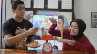 Mereka juga dikenal sebagai pasangan suami istri yang kocak. Terlihat dari momen ketika makan mie instan ini, keduanya ingin menimbang mienya sebelum disantap. Foto: Instagram @tantrisyalindri