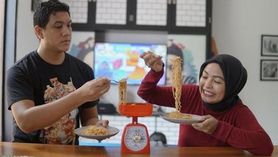 Kocak dan Romantis, Gaya Tantri Kotak dan Arda Naff saat Kulineran Bareng