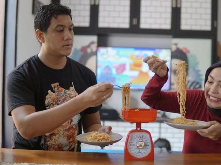 Kocak dan Romantis, Gaya Tantri Kotak dan Arda Naff saat Kulineran Bareng