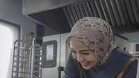 Meski menjadi anak band, tetapi Tantri Syalindri piawai dalam memasak. Begini gayanya ketika meracik nasi tumpeng mini. Foto: Instagram @tantrisyalindri