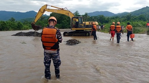 Tim SAR Gabungan mengerahkan ekskavator mencari korban yang hilang terseret sungai banjir di Alor, NTT namun tak berhasil ditemukan (Dok. Basarnas Maumere)