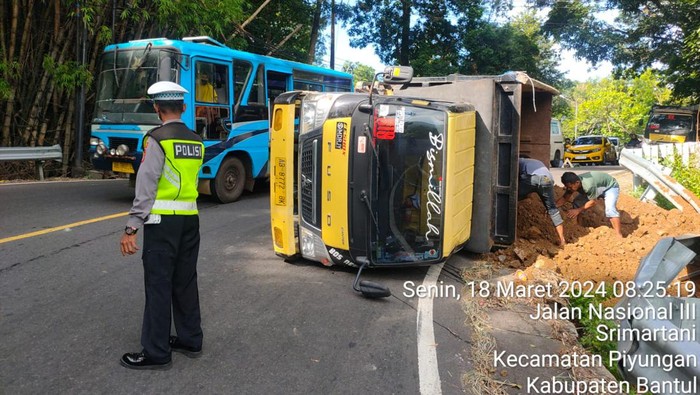 Truk muatan tanah uruk yang terguling di Jalan Jogja-Wonosari, Km.15, Pedukuhan Tambalan, Srimartani, Piyungan, Bantul, tepatnya di tikungan bokong Semar, Senin (18/3/2024).