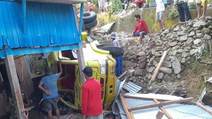 Truk mundur sendiri timpa rumah warga di Bone.