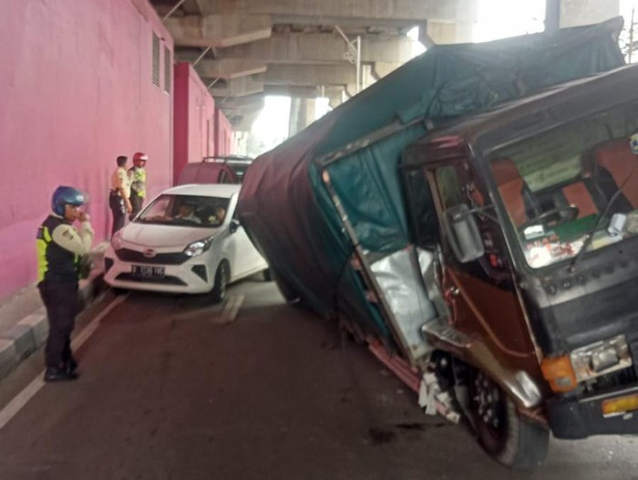 Truk pengangkut beras terperosok ke jalan ambles di Rawamangun, Jakarta Timur.