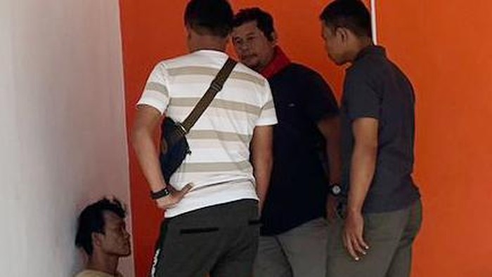 Unit Reskrim Polsek Nusa Penida saat menangkap tersangka pencurian barang J&T Nusa Lembongan di Terminal Bungurasih, Sidoarjo, Jatim,  Minggu (17/3/2024). (Dok Polsek Nusa Penida).