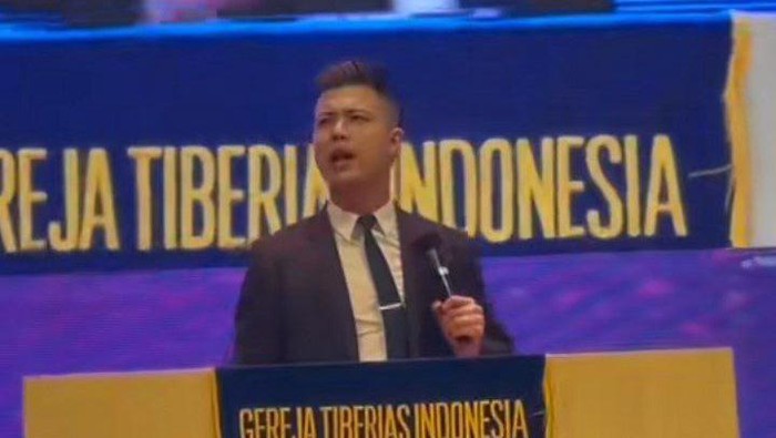 Pendeta dengan akun TikTok budisantoso.96 mengunggah videonya membahas soal takjil. Netizen meresponnya dengan gelak tawa dan komentar positif.