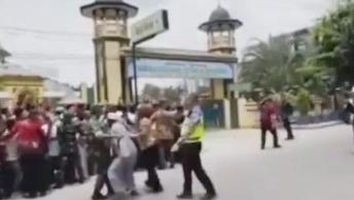 Viral pria dihalangi saat menuju ke masjid di Labuhanbatu saat kunker Jokowi.
