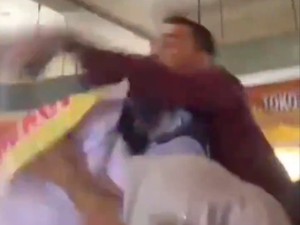Momen Viral Pria Rebut Spanduk Emak-emak Saat Ada Jokowi